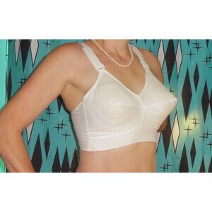 Vintage White Exquisite Form Bullet Bra 38 D circle stitch pointy bra pinup